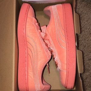 pumas peach suade size 5